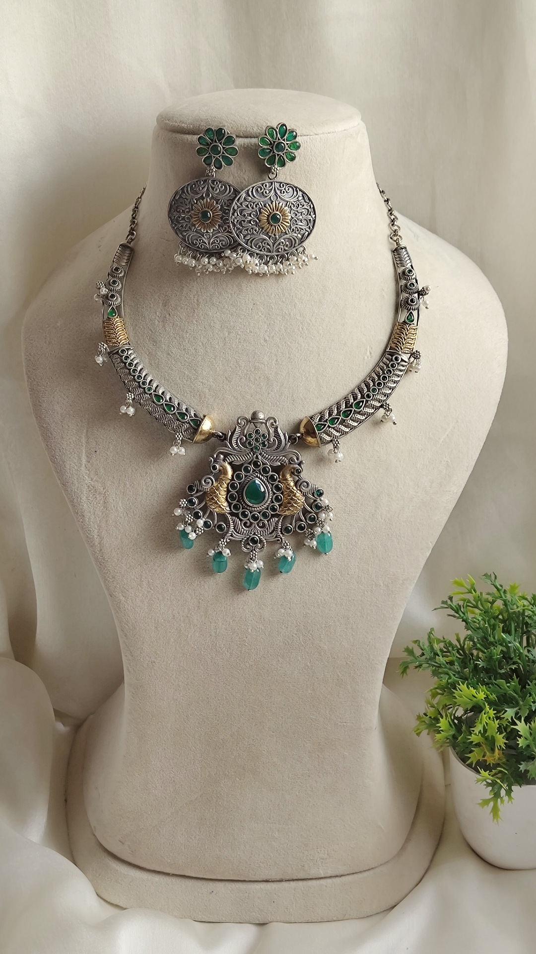 Vibana statement necklace set