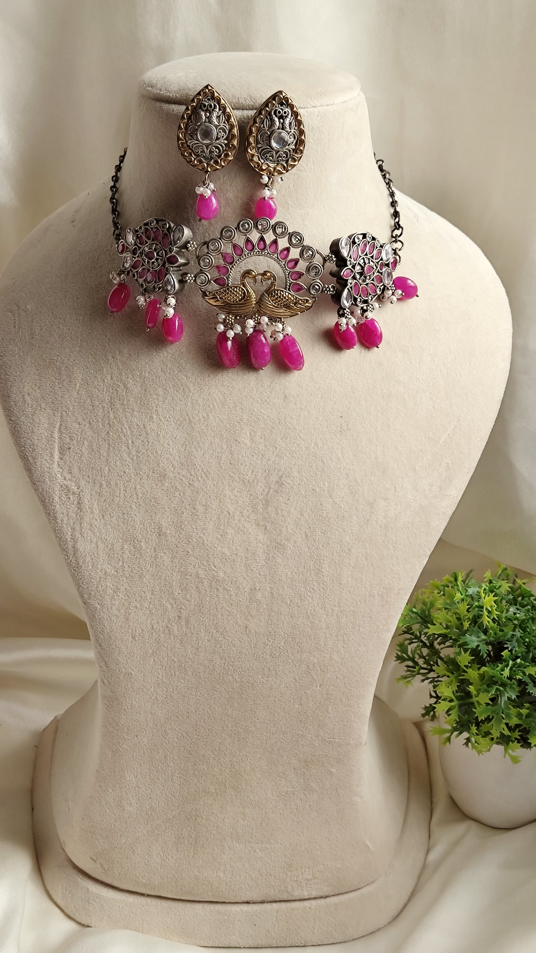 Suhana dua; tone pink choker set