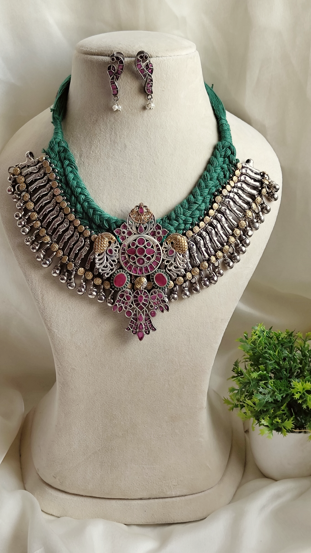 Moh statement necklace set