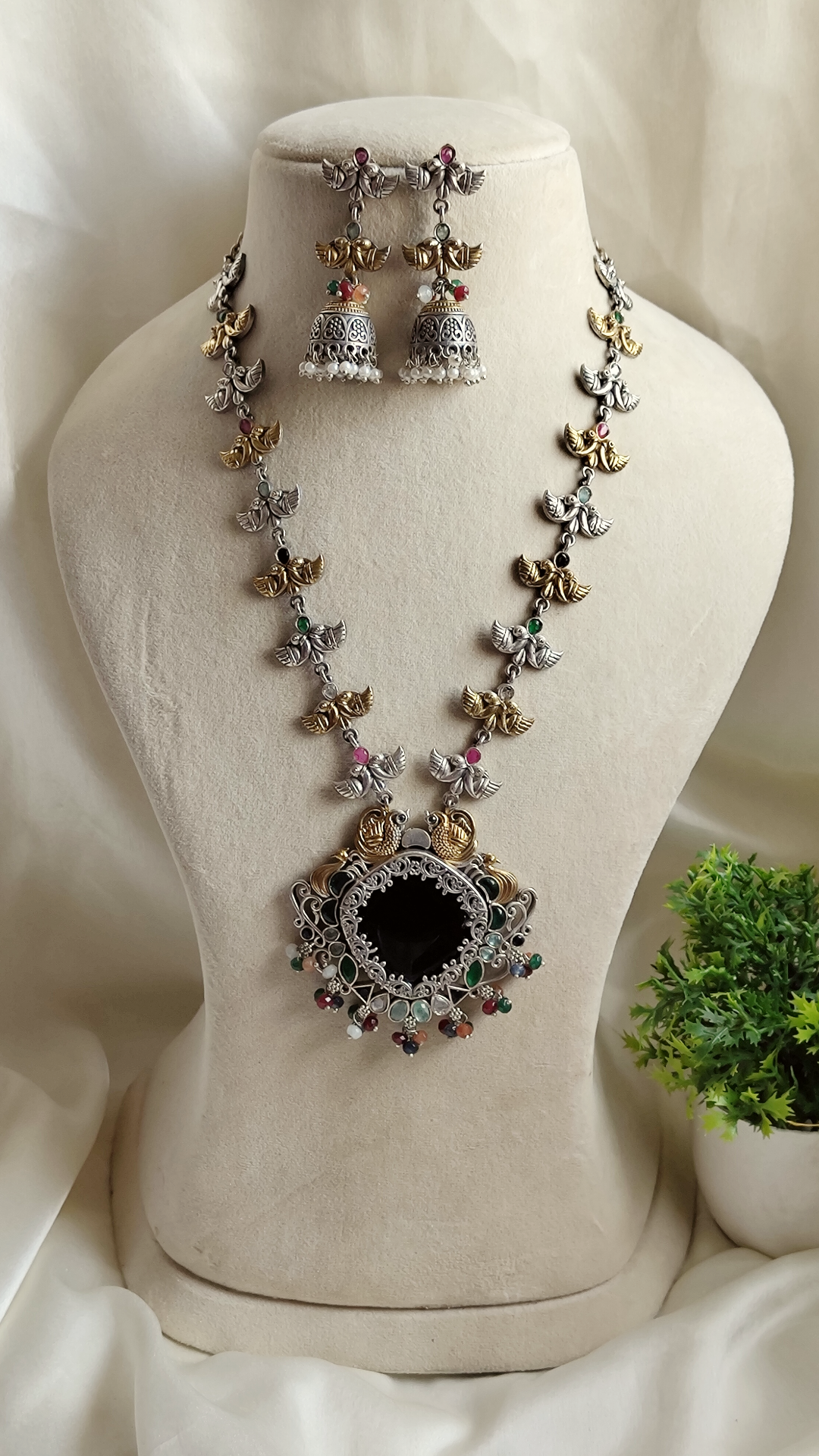 Nirelia statement long necklace set