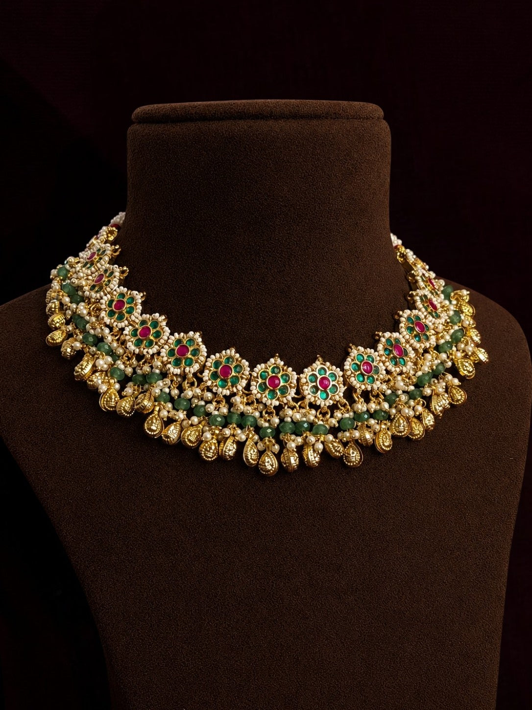 Mohita pachi kundan statement set